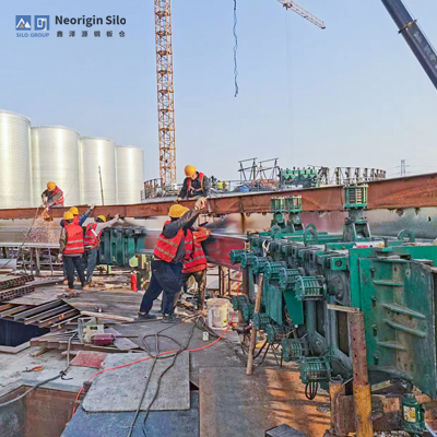 如何通过螺旋式钢筒仓降低轻烧氧化镁长期储存的活性衰减？